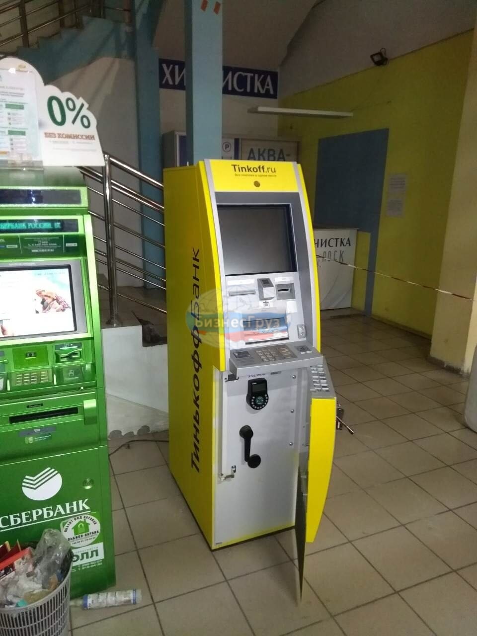 Внести деньги на тинькофф через банкомат сбербанка. Сборка банкомата. Желтый Банкомат. Взломанные банкоматы.